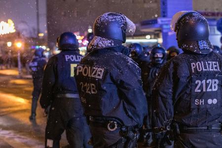 Stadiongewalt: Fans werfen IMK Stadiongewalt: Fans werfen IMK