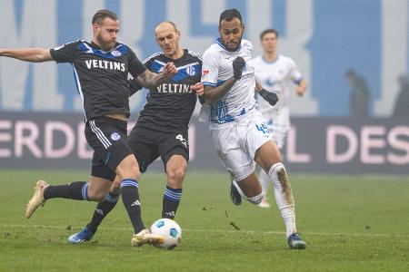 Nach Spielunterbrechung: Schalke gewinnt in Rostock Nach Spielunterbrechung: Schalke gewinnt in Rostock