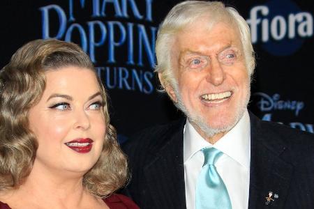 Dick Van Dyke: So süß schwärmt er von seiner Frau Dick Van Dyke: So süß schwärmt er von seiner Frau