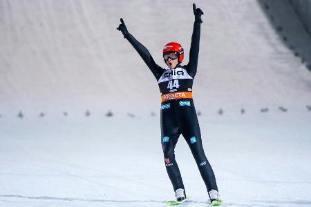 Geiger siegt erneut in Klingenthal - Wellinger Dritter Geiger siegt erneut in Klingenthal - Wellinger Dritter