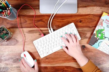 Ein vollwertiger und günstiger Computer in einer Tastatur – der Raspberry Pi 400 Ein vollwertiger und günstiger Computer in einer Tastatur – der Raspberry Pi 400