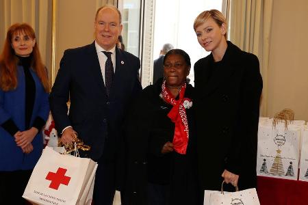 Albert II. und Charlène verteilen Weihnachtstüten beim Roten Kreuz Albert II. und Charlène verteilen Weihnachtstüten beim Roten Kreuz