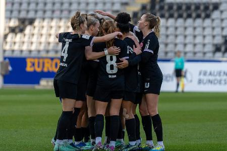 Frauen-Bundesliga: Frankfurt nach Sieg in Freiburg Dritter Frauen-Bundesliga: Frankfurt nach Sieg in Freiburg Dritter