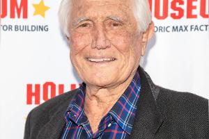 Ex-Bond George Lazenby kämpft sich nach schwerem Sturz zurück