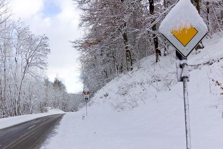 Verschneite Verkehrsschilder