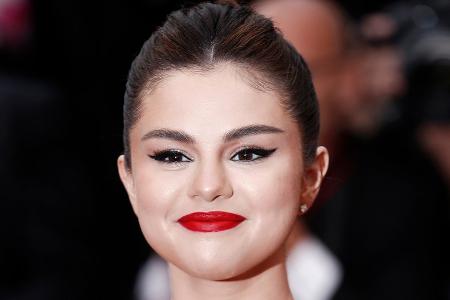 Selena Gomez überall: US-Star posiert auf gleich zwei Selena Gomez überall: US-Star posiert auf gleich zwei