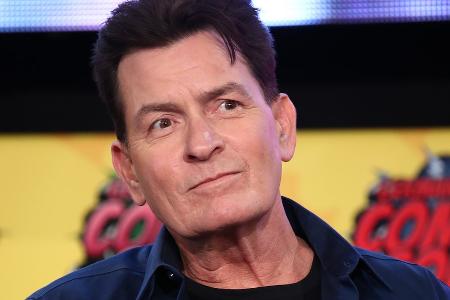 Charlie Sheen wurde von einer Frau in seinem Haus attackiert Charlie Sheen wurde von einer Frau in seinem Haus attackiert