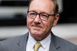 Neues Video: Kevin Spacey bleibt bizarrer Weihnachtstradition treu