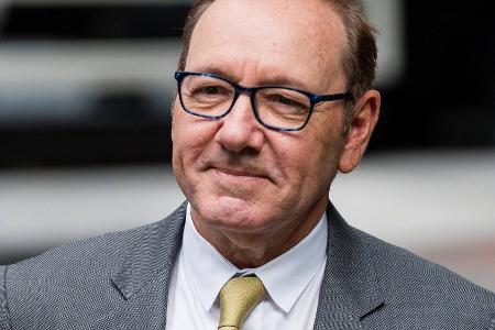 Neues Video: Kevin Spacey bleibt bizarrer Weihnachtstradition treu Neues Video: Kevin Spacey bleibt bizarrer Weihnachtstradition treu