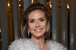 Heidi Klum räkelt sich oben ohne am Strand