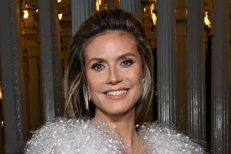 Entspannter Liebesurlaub: Heidi Klum räkelt sich oben ohne am Strand Entspannter Liebesurlaub: Heidi Klum räkelt sich oben ohne am Strand