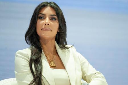 Photoshop-Panne? Für dieses Foto erntet Kim Kardashian Kritik Photoshop-Panne? Für dieses Foto erntet Kim Kardashian Kritik
