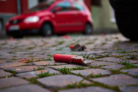 Böller, Rakete, Feuerwerk, Auto, Versicherung Böller, Rakete, Feuerwerk, Auto, Versicherung