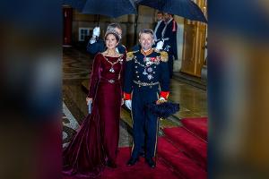 Kronprinzessin Mary überstrahlt alle beim Neujahrsdinner in Kopenhagen