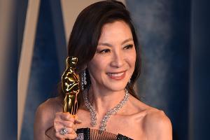 Michelle Yeoh sorgt als frisch gebackene Oma für Verwirrung