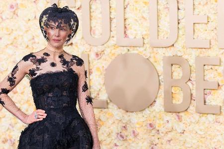 Dramatischer Look: Darum versteckt Rosamund Pike ihr Gesicht Dramatischer Look: Darum versteckt Rosamund Pike ihr Gesicht