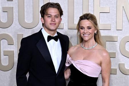 Reese Witherspoon kam mit ihrem Sohn zu den Golden Globes Reese Witherspoon kam mit ihrem Sohn zu den Golden Globes