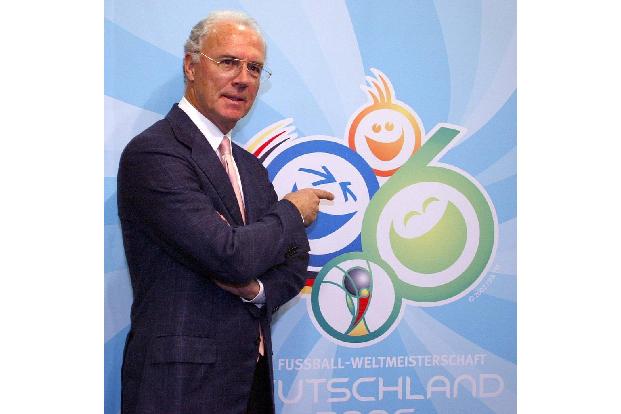 Die Welt zu Gast bei Franz - Das Meisterstück seiner Funktionärslaufbahn gelingt Beckenbauer im Rahmen seines Engagements für die Weltmeisterschaft 2006. Erst holt er die Endrunde als Vorsitzender des Bewerbungskomitees nach Deutschland. Dann sorgt er als Leiter des Organisationskomitees für ein äußerst gelungenes Turnier.
