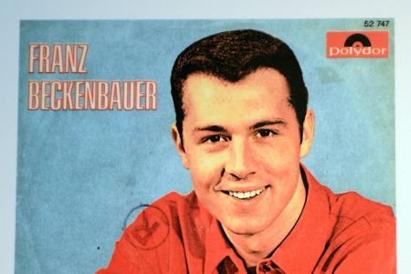 Geschäftstüchtig wie kaum ein anderer - Früh in seiner Karriere erkennt Beckenbauer, wie er seine fast grenzenlose Popularität in finanziellen Erfolg ummünzen kann. Ob mit seiner Autobiografie zu Beginn der 1990er-Jahre oder bereits 1966 mit dem bis heute beliebten Evergreen 'Gute Freunde kann niemand trennen': Der Kaiser beweist in vielen Lebenslagen ein goldenes Händchen und untrüglichen Geschäftssinn.