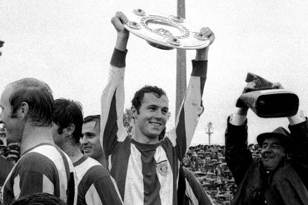 Riesige Erfolge beim FC Bayern - Bereits im Alter von 13 Jahren schließt sich Franz Anton Beckenbauer dem FC Bayern an. Fünf Jahre später folgt sein Debüt in der ersten Mannschaft. Fast anderthalb Jahrzehnte bleibt der gebürtige Münchner dem Klub treu, gewinnt unter anderem vier Meistertitel, viermal den DFB-Pokal und 1974, 1975 sowie 1976 jeweils den Europapokal der Landesmeister mit 'seinen' Bayern.