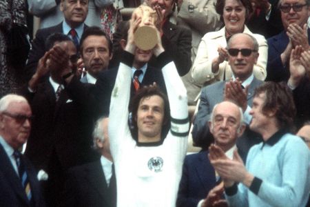 Größter Triumph der Karriere - Den größten Erfolg seiner aktiven Laufbahn feiert Beckenbauer 1974. Als Kapitän führt er die deutsche Nationalmannschaft zum Titel bei der Heim-WM. Zwei Jahre zuvor ist die goldene DFB-Generation um Beckenbauer, Maier, Breitner und Co. bereits in Belgien Europameister geworden.