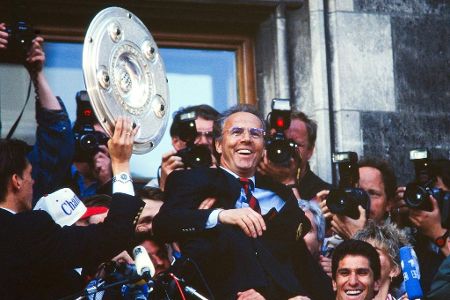 Erfolge auch als Trainer - Apropos Meisterschaft: 1994 hat der Kaiser wieder die Hand an der Schale - diesmal als Trainer des FC Bayern. Interimsmäßig übernimmt er vom geschassten Erich Ribbeck und führt die Mannschaft souverän zum Titel. Zwei Jahre später springt er nochmal ein, als Otto Rehhagel entlassen wird. Wieder mit Erfolg: Er holt den UEFA-Cup mit den Münchnern.
