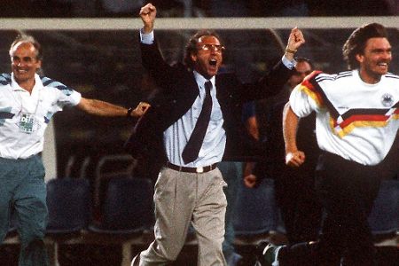 Wieder Weltmeister - Historisches gelingt Beckenbauer im Jahr 1990: In Italien wird er als Teamchef der Nationalmannschaft zum zweiten Mal Weltmeister. Bis heute ist er neben dem Brasilianer Mário Zagallo und dem Franzosen Didier Deschamps der einzige, der den wichtigsten Titel der Fußballwelt als Spieler und Trainer gewinnen konnte.