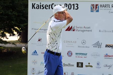 Angenehm und nützlich - Auf dem Fußballplatz fühlt sich Beckenbauer in späteren Jahren nicht mehr so zuhause wie früher. Dafür glänzt er beim Golf mit Handicap 9. Doch Abschlag, Pitch und Putt sind nicht nur Zeitvertreib. Seit Jahren sammelt er zusammen mit anderen Promis beim 'Kaiser Cup' große Geldsummen für wohltätige Zwecke.