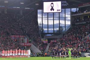 Nach Tod Beckenbauers: Schweigeminute und Trauerflor