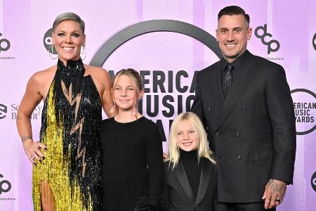 Schwere Ehekrise: Pink und Carey Hart hätten sich fast getrennt Schwere Ehekrise: Pink und Carey Hart hätten sich fast getrennt