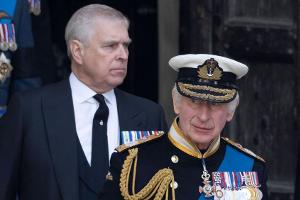 König Charles schmeißt seinen Bruder Prinz Andrew offenbar nicht raus