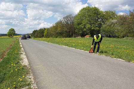 Warndreieck aufstellen bei einer Panne