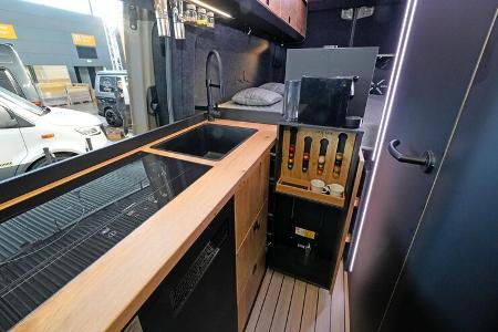 Kaffemaschine, Kaffekapseln, Spüle, Auszug