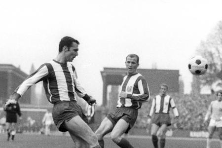 Einer der besten Spieler aller Zeiten - Beckenbauer gilt als Erfinder der Libero-Position und einer der besten Spieler der Geschichte. Der auf dem Platz stets äußerst elegant wirkende Alleskönner besticht zu seiner Glanzzeit mit herausragendem Defensivverhalten sowie Ballsicherheit und Gewandtheit im Vorwärtsgang. Außerdem ist er der geborene Führungsspieler.