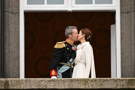 Frederik und Mary besiegeln Thronwechsel mit Kuss auf dem Balkon Frederik und Mary besiegeln Thronwechsel mit Kuss auf dem Balkon