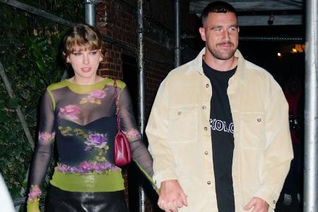 Taylor Swift und Travis Kelce Hand in Hand nach NFL-Sieg Taylor Swift und Travis Kelce Hand in Hand nach NFL-Sieg