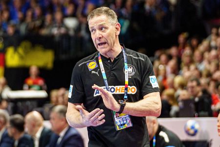 Noten zum EM-Sieg des DHB-Teams gegen Nordmazedonien - Die deutsche Handball-Nationalmannschaft hat auch die zweite EM-Hürde souverän gemeistert und die Zwischenrunde perfekt gemacht. Gegen Nordmazedonien feierte das Team einen deutlichen 34:25-Sieg, bei dem insbesondere Juri Knorr zu überzeugen wusste. Noten und Einzelkritik zu allen DHB-Stars: Noten zum EM-Sieg des DHB-Teams gegen Nordmazedonien - Die deutsche Handball-Nationalmannschaft hat auch die zweite EM-Hürde souverän gemeistert und die Zwischenrunde perfekt gemacht. Gegen Nordmazedonien feierte das Team einen deutlichen 34:25-Sieg, bei dem insbesondere Juri Knorr zu überzeugen wusste. Noten und Einzelkritik zu allen DHB-Stars: