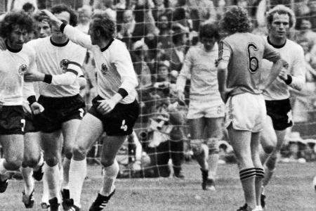 Breitner hält emotionale Rede über Beckenbauer Breitner hält emotionale Rede über Beckenbauer