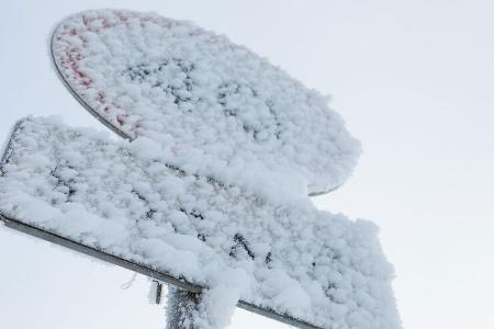 Verschneite Verkehrsschilder Verschneite Verkehrsschilder
