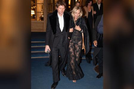 Kate Moss feiert ihren 50. Geburtstag im transparenten Spitzenkleid Kate Moss feiert ihren 50. Geburtstag im transparenten Spitzenkleid