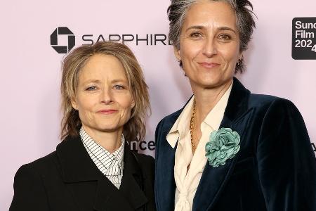 Jodie Foster unterstützt ihre Ehefrau auf dem roten Teppich Jodie Foster unterstützt ihre Ehefrau auf dem roten Teppich