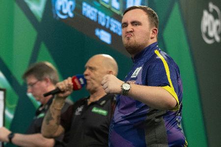 Darts: Littler gewinnt in Bahrain - und wirft Neun-Darter Darts: Littler gewinnt in Bahrain - und wirft Neun-Darter