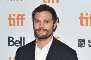 Giftige Raupen: Jamie Dornan mit Herzinfarkt-Symptomen in Klinik
