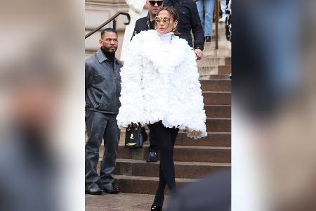 Jennifer Lopez überrascht mit skurriler Sonnenbrille in Paris Jennifer Lopez überrascht mit skurriler Sonnenbrille in Paris