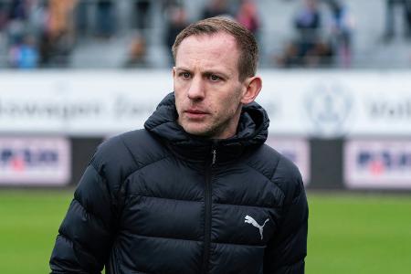 Kiel installiert Direktor Lizenzfußball - und holt Stürmer Kiel installiert Direktor Lizenzfußball - und holt Stürmer