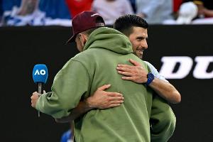 "Kopfüber dranhängen": Djokovic scherzt über berühmten Baum