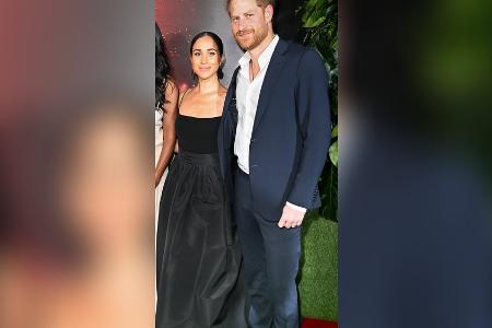 Designer-Look in Jamaika: So viel kostet Meghans All-in-Black-Outfit Designer-Look in Jamaika: So viel kostet Meghans All-in-Black-Outfit