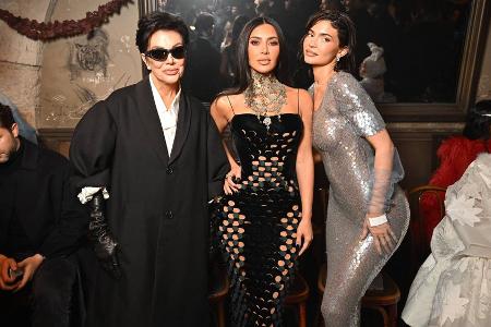 Mit Schwester und Mutter: Kim Kardashian sorgt in Paris für Aufsehen Mit Schwester und Mutter: Kim Kardashian sorgt in Paris für Aufsehen