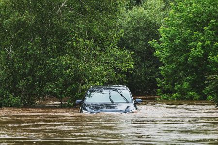 Das sollten Sie tun, wenn Ihr E-Auto von Hochwasser betroffen war Das sollten Sie tun, wenn Ihr E-Auto von Hochwasser betroffen war