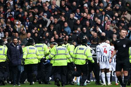 Krawalle: Unterbrechung im englischen FA-Cup Krawalle: Unterbrechung im englischen FA-Cup